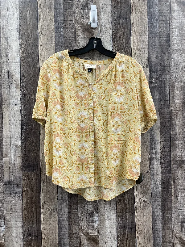 Top Short Sleeve By Universal Thread In Yellow, Size: Onesize